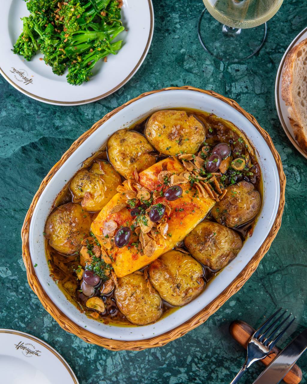 Henriqueta: bacalhau à lagareiro da casa é destaque no menu