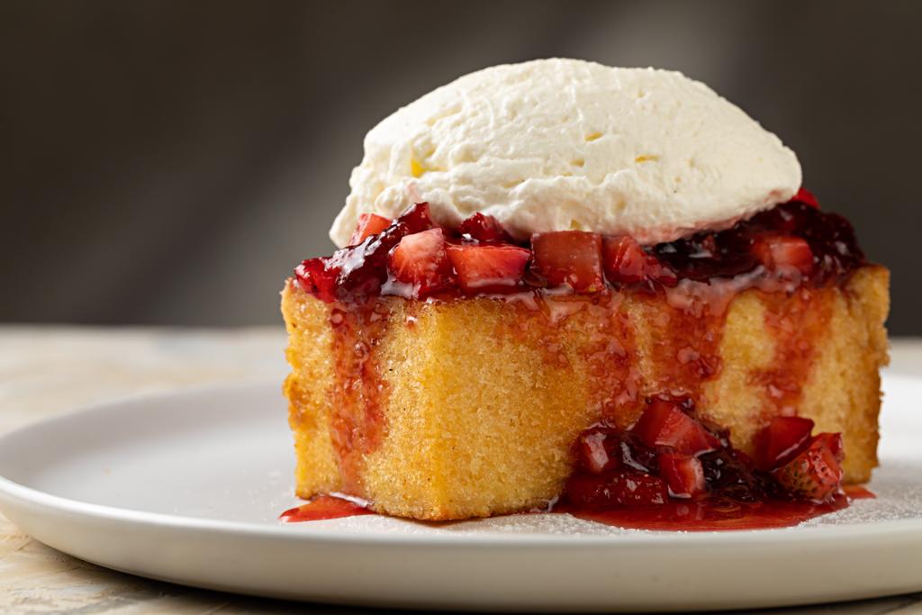 Lasai: rabanada no brioche ao leite com calda de morango e creme