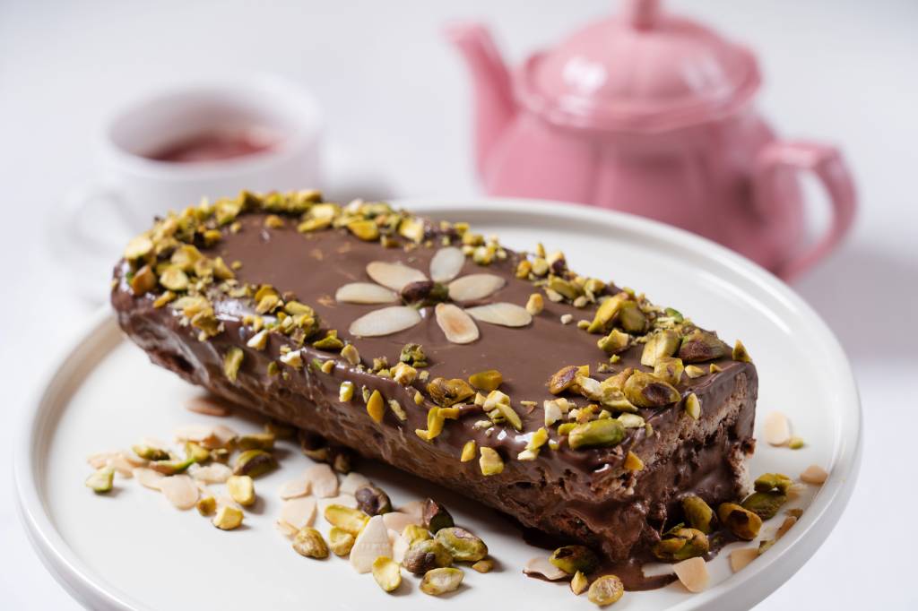 rocambole elaborado com bolo de amêndoas recheado com sorvete de chocolate ou morango coberto com choc belga rocambole elaborado com bolo de amêndoas recheado com sorvete de chocolate ou morango coberto com choc belga