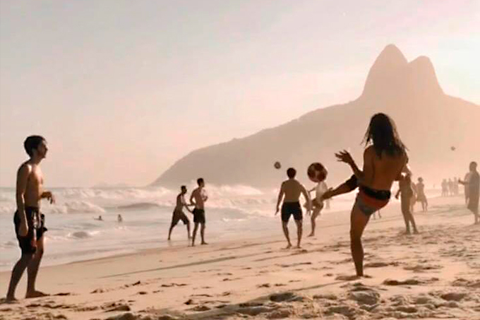 Jogo de altinha na praia de Ipanema