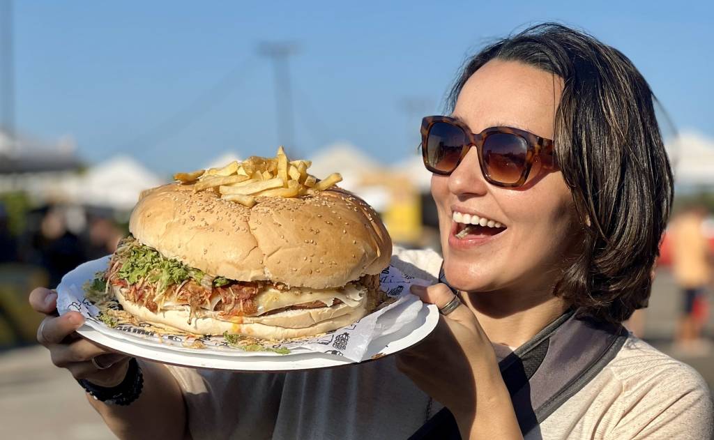 Podrão: hambúrgueres gigantes estão no cardápio de "exageros" da feira