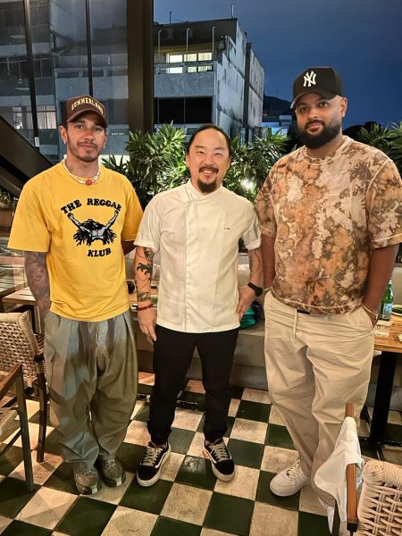 Lewis Hamilton marca presença em restaurante asiático da cidade