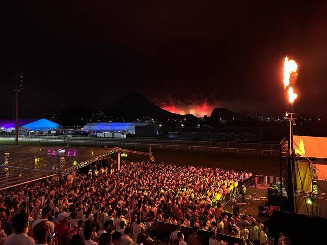 Réveillon Cheers na hora da virada com fogos de Copacabana