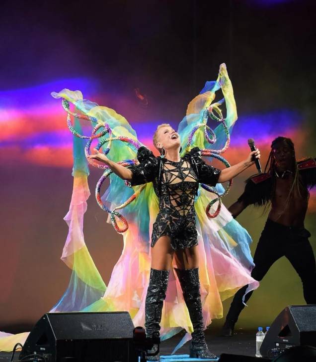 Xuxa fez homenagem para a comunidade LGBTQIA+ durante sua apresentação Xuxa fez homenagem para a comunidade LGBTQIA+ durante sua apresentação