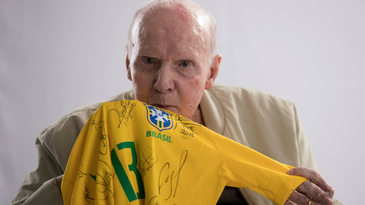 Zagallo segurando a camisa da seleção