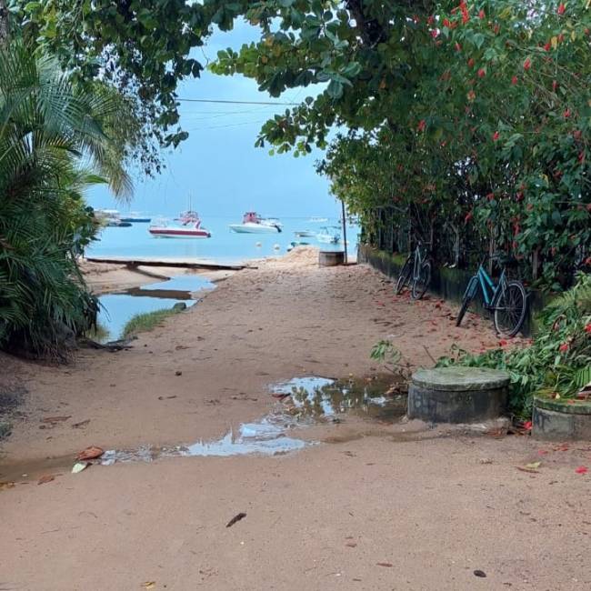 Foto do esgoto transbordando na praia da Ilha Grande