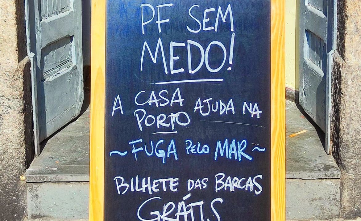 Casa Porto: quadro negro na entrada é atração no Largo da Prainha