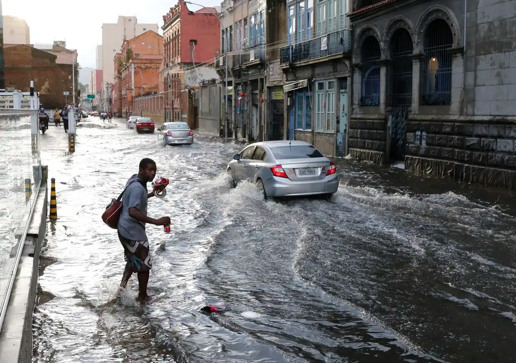 Chuva intensa acompanhada de rajadas de vento alaga ruas na região central da cidade, que tem alerta estágio de atenção