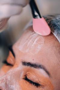 unnamed (12) A argila absorve impurezas e toxinas da pele e melhorar a circulação sanguínea, e é por isso que foi facilmente incorporada nas rotinas de skincare.