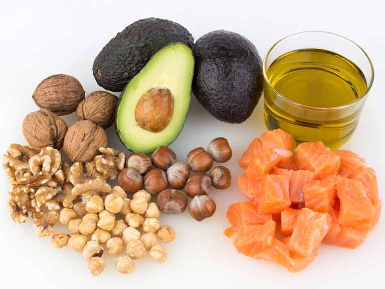 Alimentos conhecidos por serem bons para o colesterol bom: abacate, azeite, castanhas, nozes e salmão.
