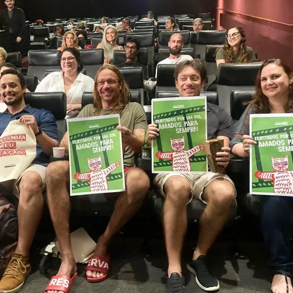 Clientes que ficaram presos em cinema ganham regalias em pré-estreia