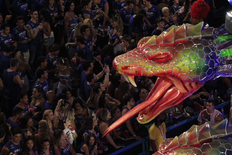 Com ingressos esgotados, camarotes são opção para conferir escolas campeãs