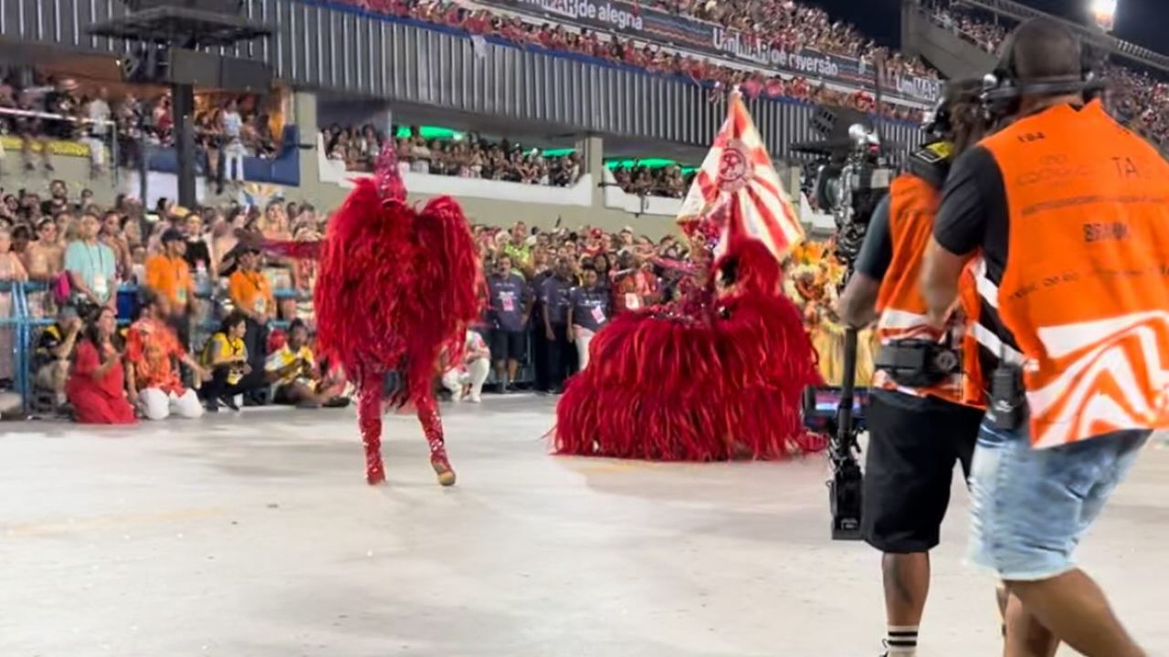 Câmeras da Globo atrapalham desfile de casal de mestre-sala e porta-bandeira do Salgueiro