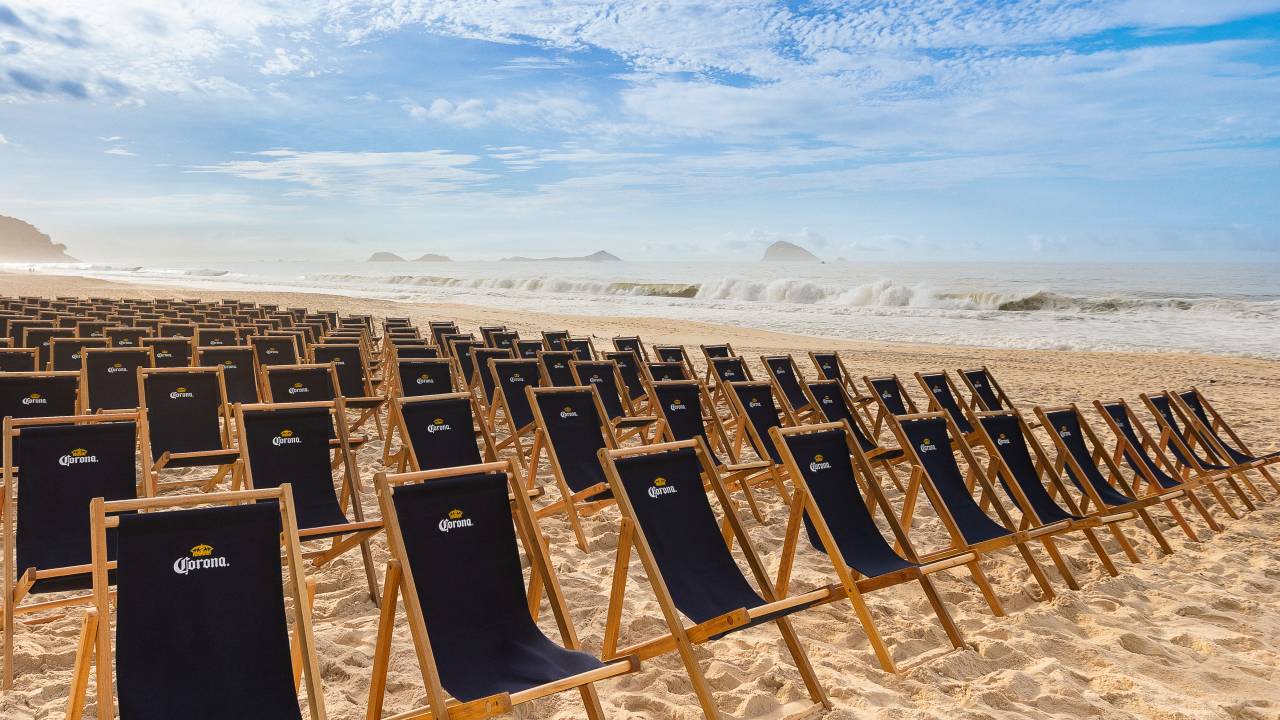 Cadeiras na praia de São Conrado