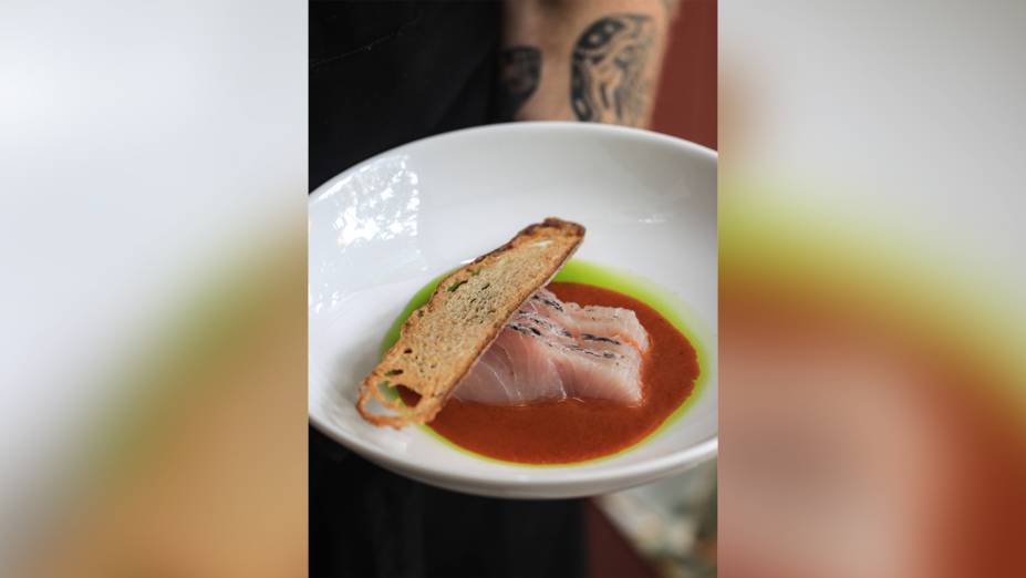 Koral: sashimi selado no carvão à putanesca