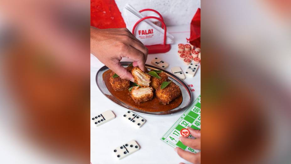 Fala: lasanha frita e crocante sobre molho de tomate Fala: lasanha frita e crocante sobre molho de tomate