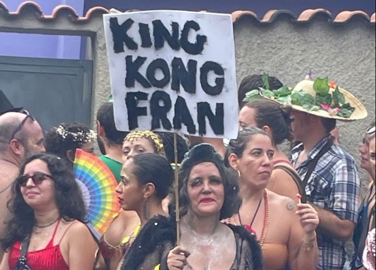 Do palco para o Carnaval de rua: fenômeno King Kong Fran vira fantasia