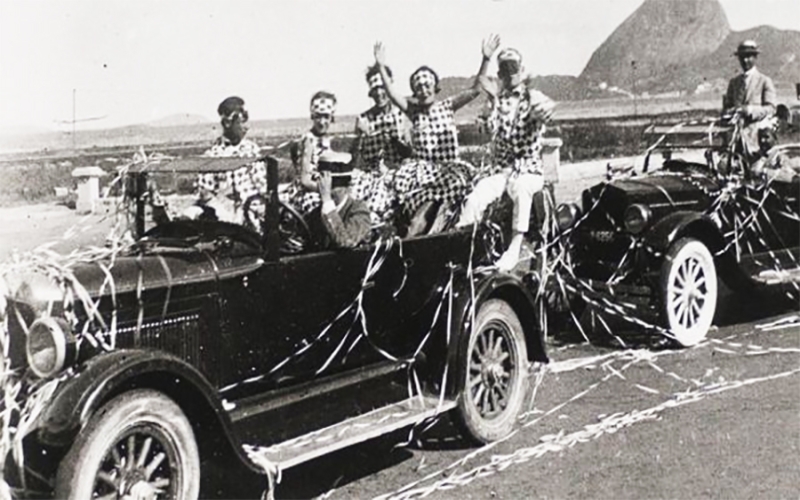 Desfile de corsos na década de 1920, pela Avenida Beira-Mar -