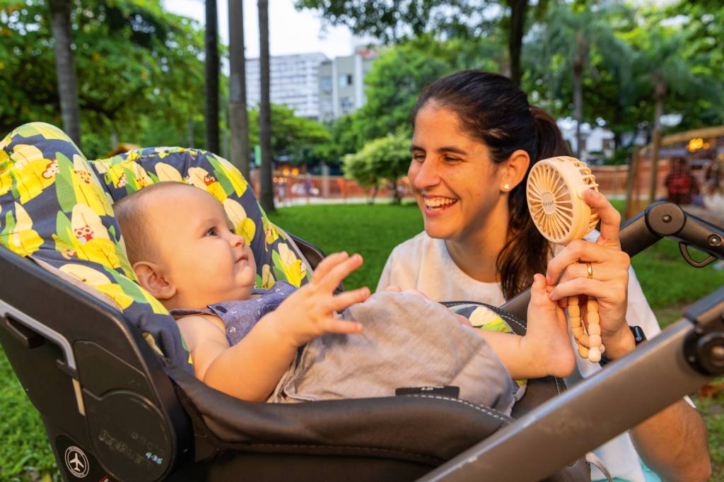 A psicóloga Jessica mudou o horário dos passeios com o filho: rotina adaptada