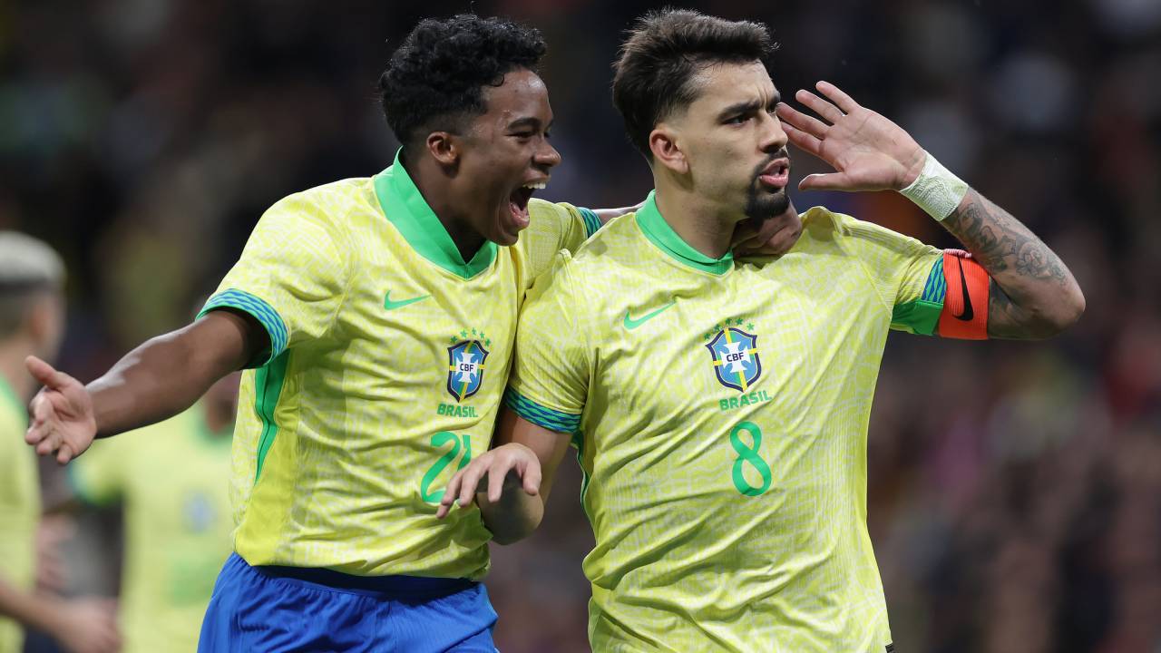 Endrick e Paquetá comemoram gol da seleção