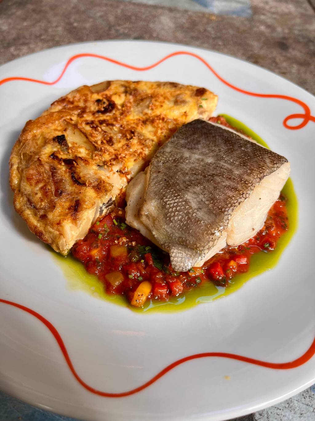 Tasca Miúda: dupla ibérica de bacalhau e tortilla no prato