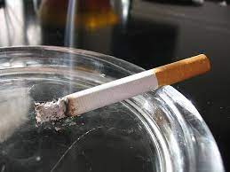 Cigarro em um cinzeiro.