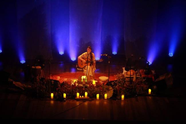 Para quem conhece o som da cantora, sabe o quanto tem inspiração nas músicas indígenas, e Ayla se compromete cada vez mais com essa aliança dizendo que seu aprendizado tem sido definitivamente uma força que guia em sua vida.