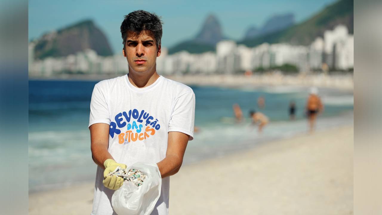 Atitude transformadora: o ambientalista Bernardo Egas quer recolher 1 milhão de bitucas de cigarro das praias até o final do ano