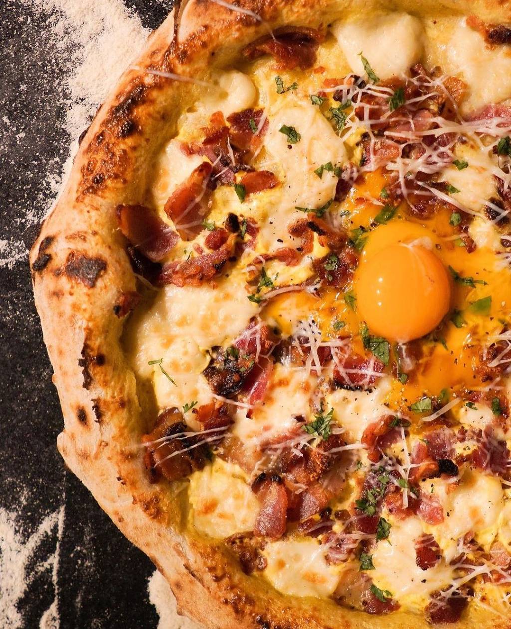 Jotabê: pizza carbonara é coroada com gema caipira
