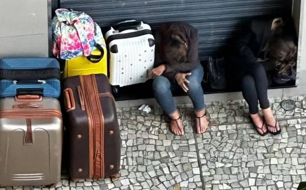 Mulher que “mora” no McDonald’s do Leblon nega ter sido despejada