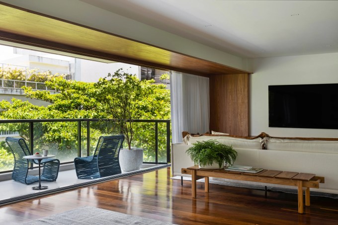ampla-varanda-ape-200-m2-decor-inspirada-bairro-leblon-joao-panaggio-credito-denilson-machado-14