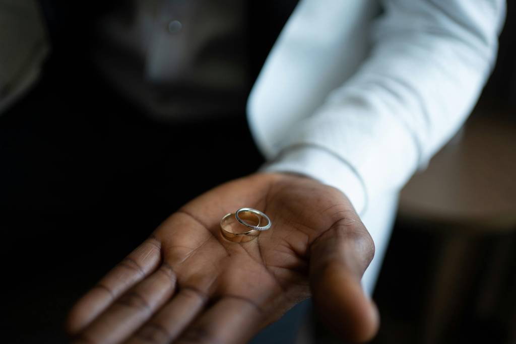 Empresa se recusa a fazer convite de casamento para casal gay