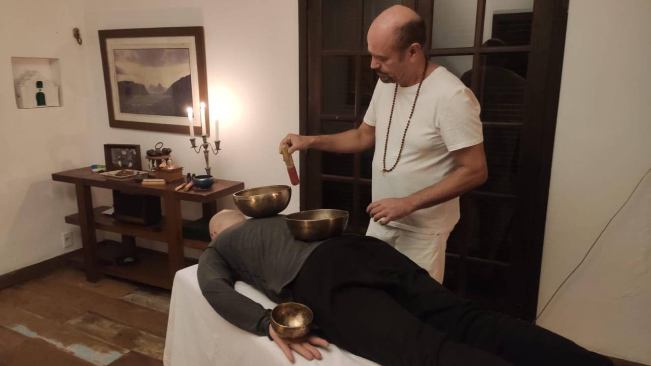 Após uma sessão de Sound Healing, a sensação de paz e bem-estar são imediatas. Esse som que cura, ou seja, quando existe a vibração e as frequências adequadas para cuidar do corpo, pode promover um relaxamento profundo.
