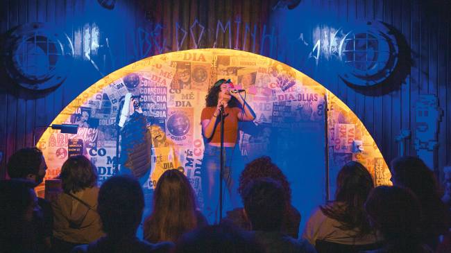 Driblando preconceitos, mulheres comediantes enchem plateias de stand-up