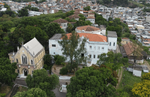 Foto aérea de drone, mostrando o complexo hospitalar de N. S. das Dores, em Cascadura (dezembro de 2023) -