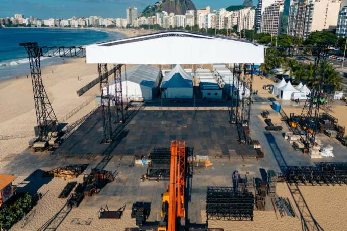 Montagem do palco do show da Madonna em Copacabana