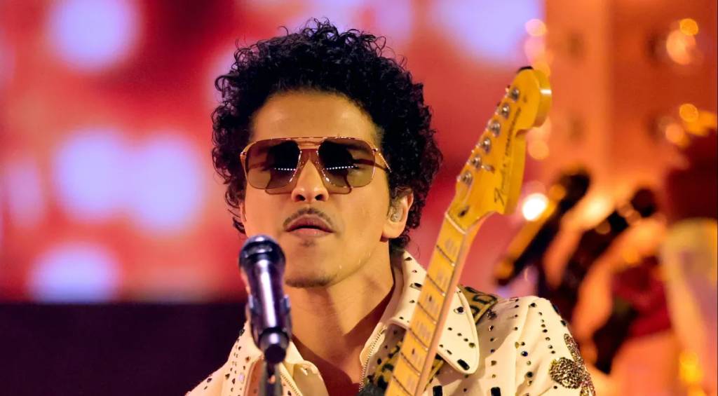 Fãs de Bruno Mars acampam em frente ao Engenhão para comprar ingressos