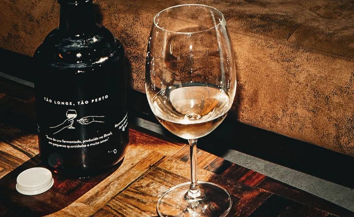 Tão Longe. Tão Perto: vinhos frescos nos growlers e taças