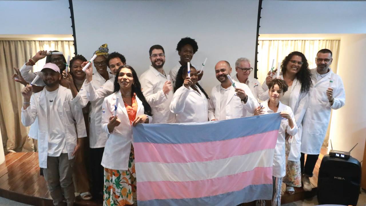 Prefeitura do Rio forma pessoas LGBTQIA+ para cuidar de idosos
