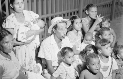 A imagem é uma fotografia em preto e branco mostrando uma numerosa família de lavradores que viviam nas Vargens na metade do século XX. Nela aparecem três adultos (duas mulheres e um homem) e mais de dez crianças, incluindo três bebês.