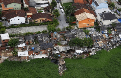 Um muro foi construído, em 2011, entre o condomínio e a favela, em Vargem Pequena.