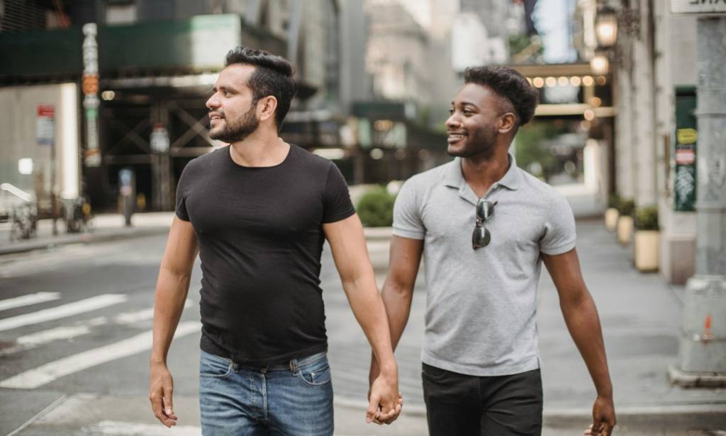 Pesquisa revela desafios da hotelaria para atender o público LGBTQIA+