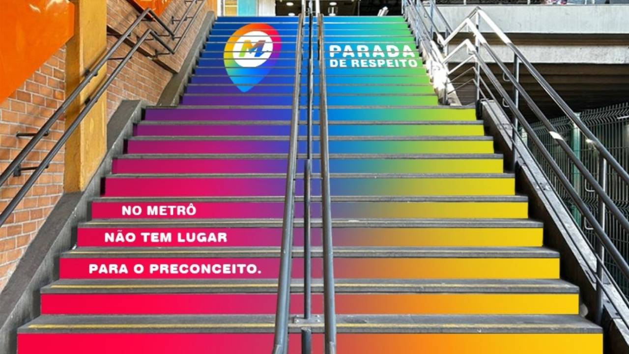 Escadas de estações do MetrôRio com as cores do arco-íris