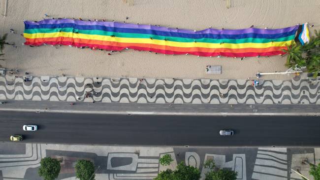 Evento celebra o Dia do Orgulho LGBTQIA+ em Copacabana