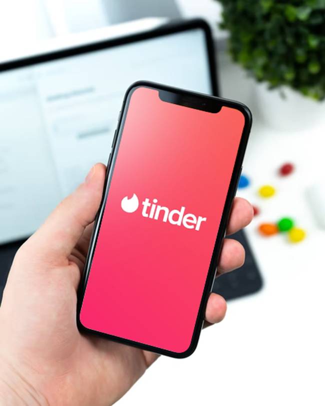 Tinder_phone_user2_hi-res Pessoas LGBTQIA+ no Tinder