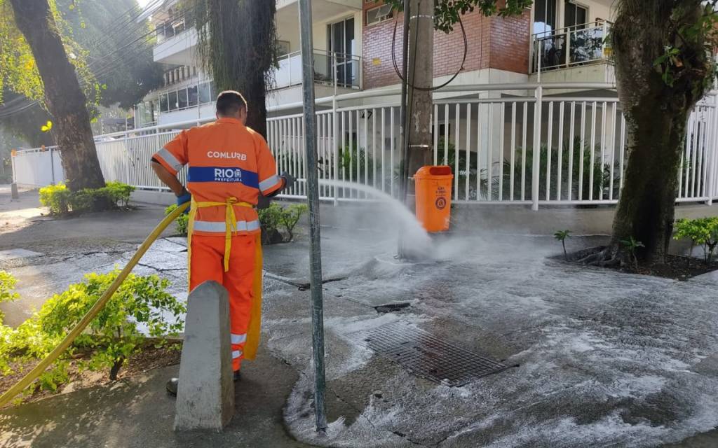 Comlurb faz limpeza pesada no Jardim Oceânico após morte de seis cães