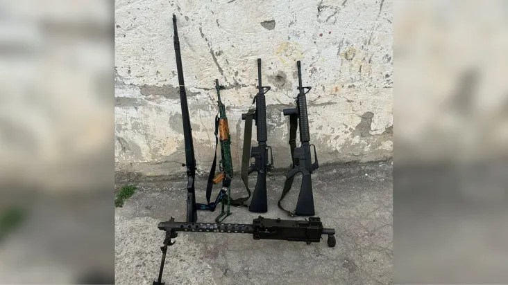 Operação na Maré: polícia apreende até submetralhadora antiaérea