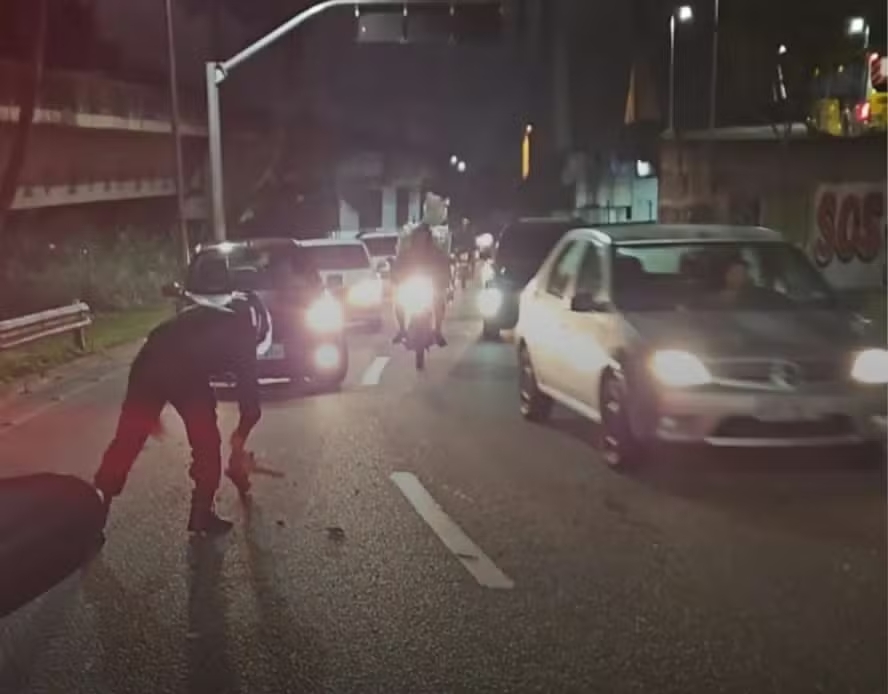 Imagem nas redes sociais mostra pessoa retirando pedras da pista na Barra