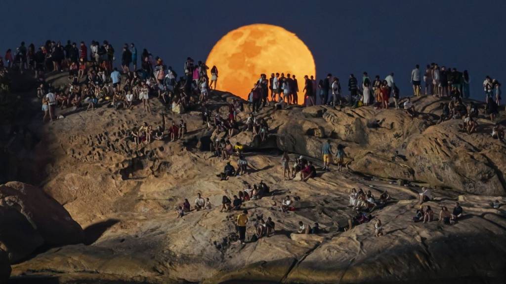 Lua cheia no Arpoador: a incrível foto feita com lente teleobjetiva