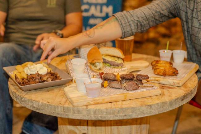 Kibes feitos com malte de cerveja, pastéis e sanduiches para acompanhar as cervejas tiradas dos tanques.